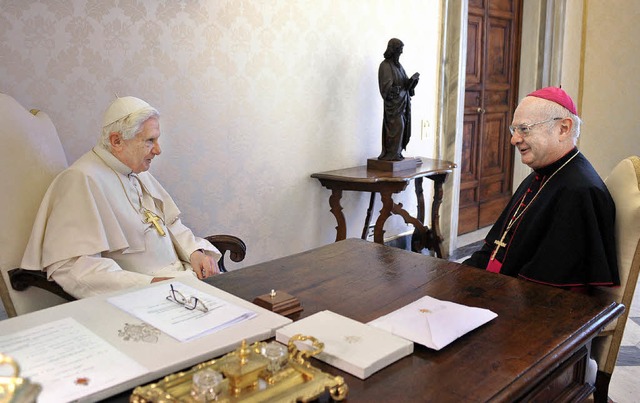 Papst Benedikt XVI. und der Freiburger Erzbischof Robert Zollitsch   | Foto: DPA