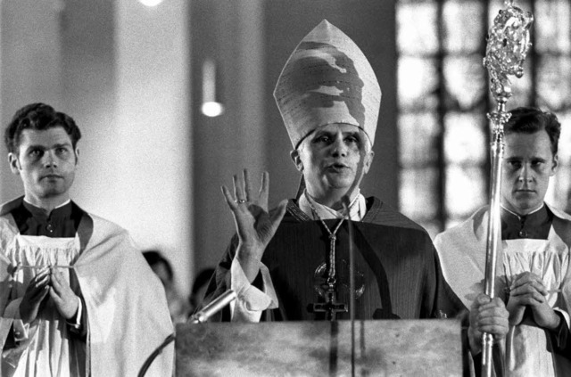 In seiner ersten Predigt nach der Weih...eit&#8220;. Heute ist Ratzinger Papst.  | Foto: dpa