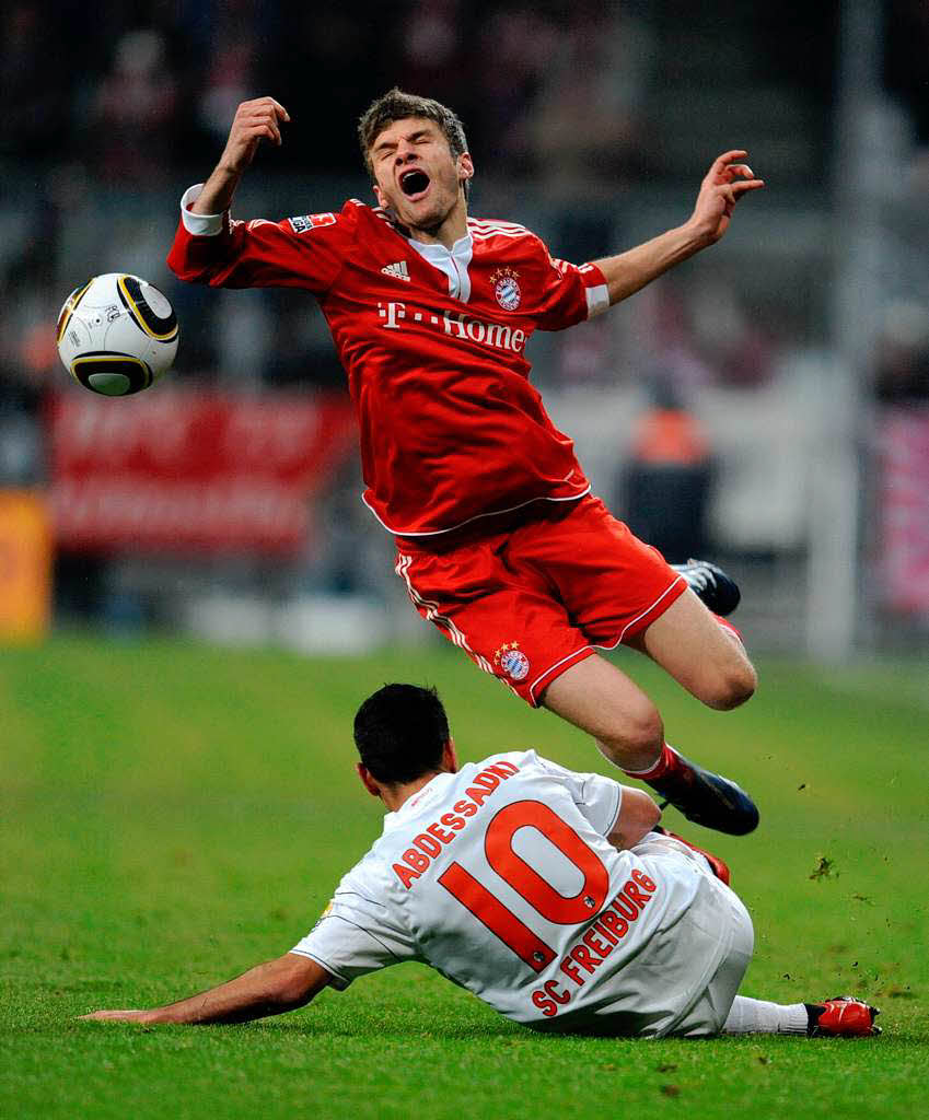 Müller wird von Abdessadki gefoult Müller wird von Abdessadki gefoult