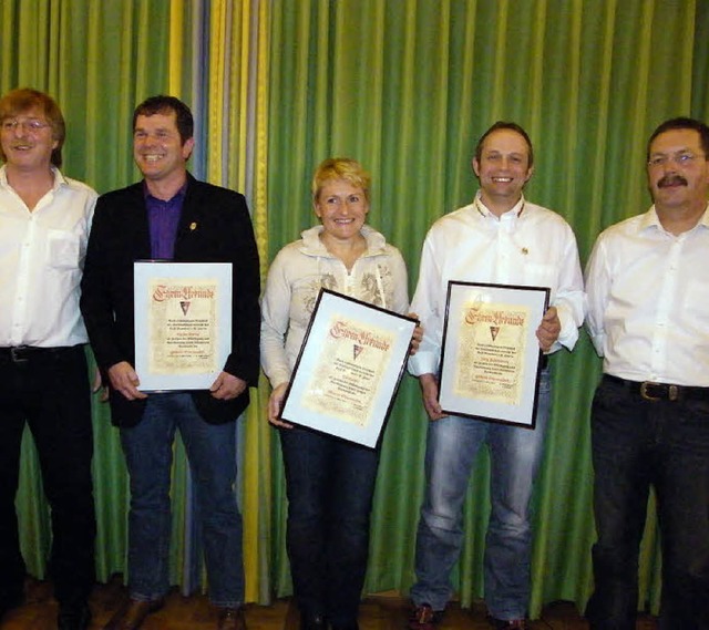 Die Goldene Ehrennadel des TuS erhielt...r Norbert Plum (rechts) an Ute Kaiser.  | Foto: Martha Weishaar