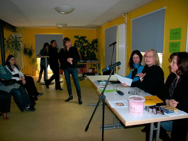 Gerlinde Moormann (am Tisch, Mitte) w...rauen mehr Solidaritt untereinander.   | Foto: Stefanie Sigmund