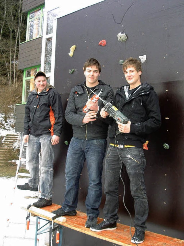 Felix Braun, Kevin Zink, Lukas Lamprec...letzten Arbeiten an ihrer Kletterwand   | Foto: anja brugger-reinhardt