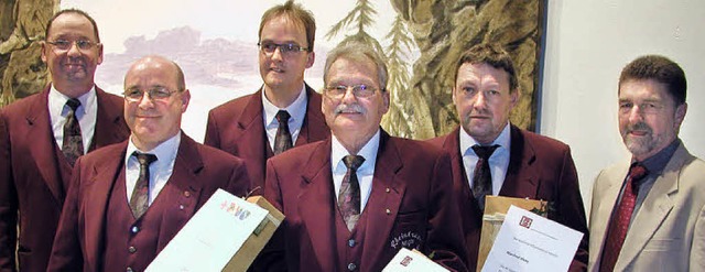 Geehrt wurden (von links)  Heinrich Sa...und Manfred Haag. Rechts  Hubert Herr.  | Foto: Ilona Hge