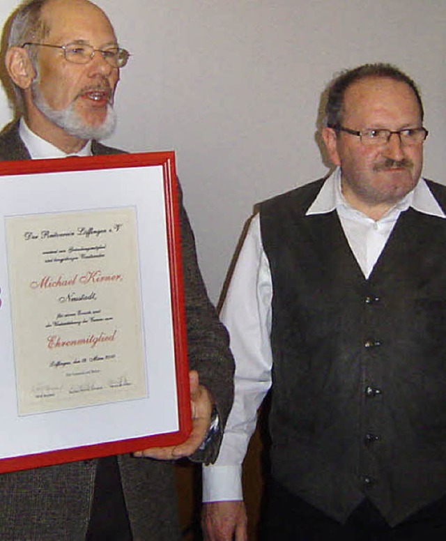 Wolf Brodauf ernannte Michael Kirner (rechts) zum Ehrenmitglied.  | Foto: Heidrun Simoneit