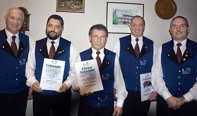 Geehrt fhr langjhrige Mitgliedschaft...tz, Ernst Kreutz und Eduard Kienzler.   | Foto: Andrea Schwr