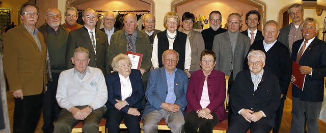 Die groe Schar der Geehrten beim Schw...sidenten Eberhard Stulz (ganz rechts)  | Foto: heidi fssel