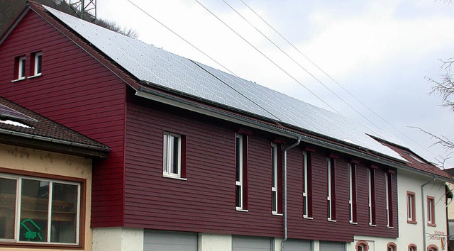 Die Stadtmusik Schopfheim nutzt die So...Photovoltaikanlage auf dem Musikhaus.   | Foto: Andr Hnig