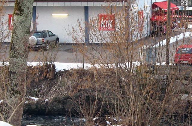 Hier am Kesselweg (Blick vom Lebenshil... knnte ein Fugnger-Steg entstehen.   | Foto: G. Bank