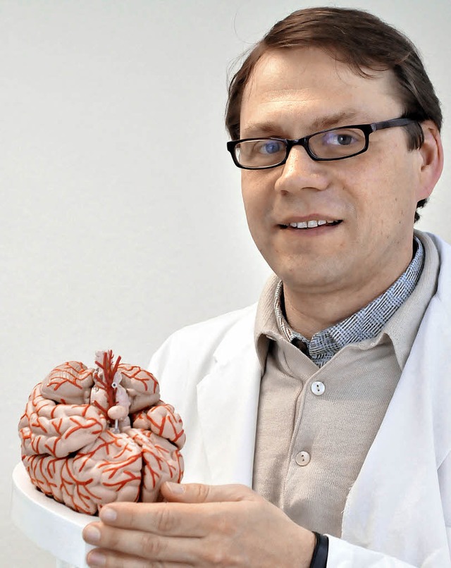 Michael Hll und das Objekt seines Interesses: das menschliche Gehirn.  | Foto: Ingo Schneider
