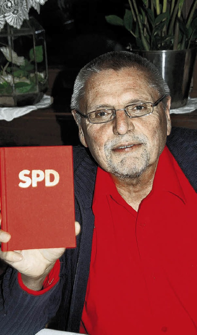 Der Furtwanger SPD-Chef Bernd Trilling...Kimmigs Parteibuch in der Hand halten.  | Foto: Wursthorn
