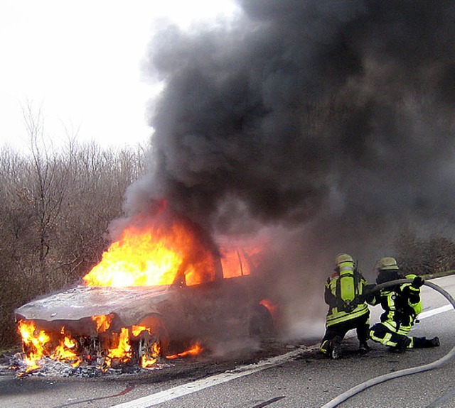 Vollstndig ausgebrannt ist auf der Au...n A5 nahe Lahr  ein BMW-Gelndewagen.   | Foto: Feuerwehr OG