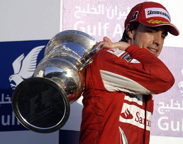 Ab nach Hause: Fernando Alonso mit dem Siegerpokal von Bahrain  | Foto: ddp
