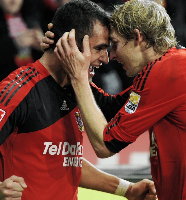 Stefan Kieling (rechts) bejubelt mit ...to Augusto einen seiner zwei Treffer.   | Foto: DPA