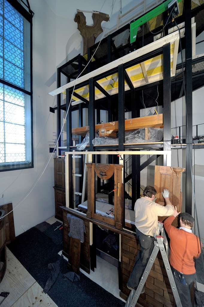 Aufbau der Holzverkleidung der Orgel im Chorraum des Augustinermuseum.