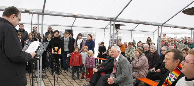 Brgermeister Gerhard Borchert (links)...e neue Ortsmitte von Schutterzell ein.  | Foto: Heidi Foessel