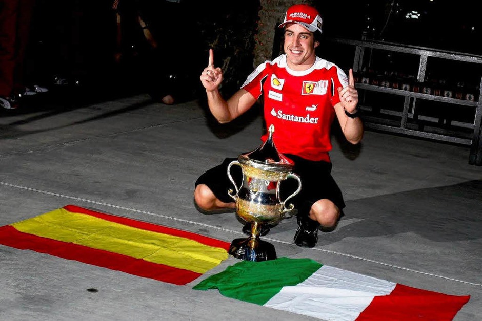 Motorsport mitten in der Wüste: Das erste Formel 1 Rennen der Saison 2010 in Bahrain. (Foto: dpa) Motorsport mitten in der Wüste: Das erste Formel 1 Rennen der Saison 2010 in Bahrain. (Foto: dpa)