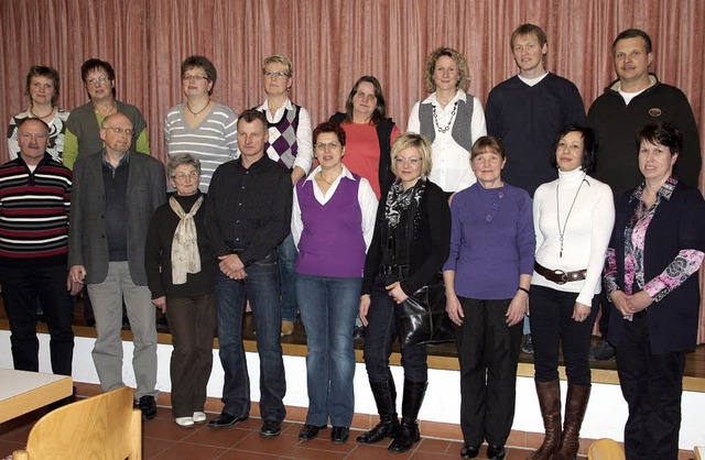 Die neuen Pfarrgemeinderte stellten s...lingen nach der Wahl zum Gruppenfoto.   | Foto: Birgit Rde