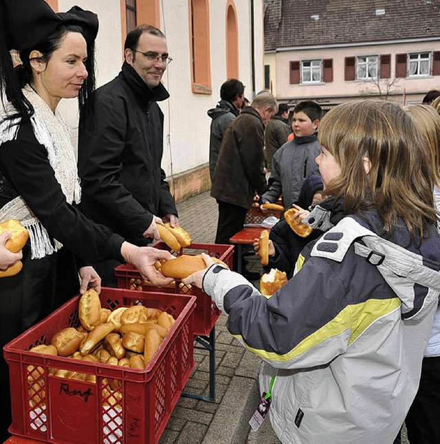 Fr jedes Kind einen Wecken, das  gab ...222;Weckensonntag&#8220; in Sulzburg.   | Foto: Volker Mnch