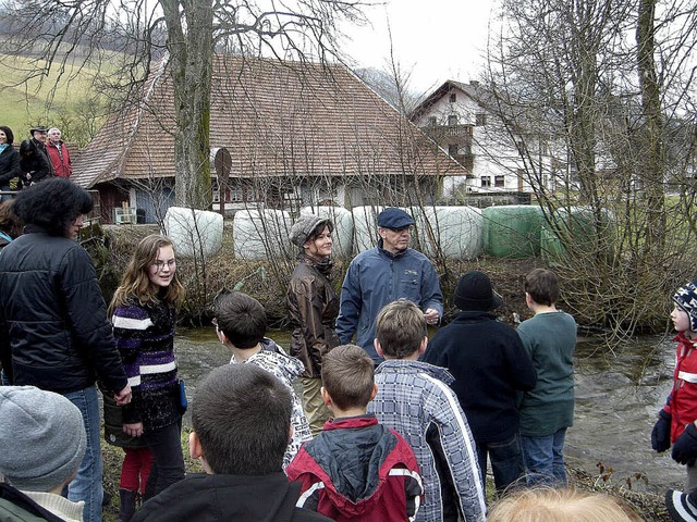 Die Kinder durften die Forellenbrtlin...nschaft in Prechtal und Oberprechtal.   | Foto: Roland gutjahr