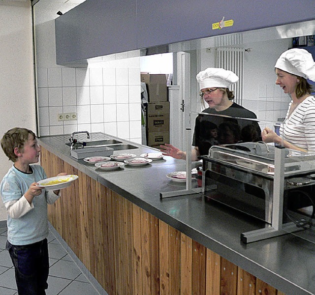 Essensausgabe in der Neunlindenschule:...ndig - auch ein Thema des SPD-Forums.   | Foto: meier