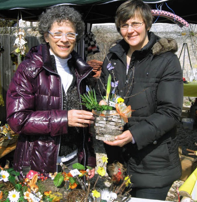 Bunte Gestecke sowie Krbe mit Blumen ...en beim vierten Gndlinger Ostermarkt.  | Foto: ines sle