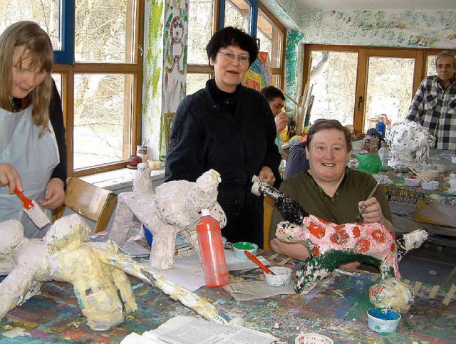 Fantasievolle Tierfiguren aus Papier u... Bildhauerin Ingrid Hartlieb (Mitte).   | Foto: ROSWITHA FREY