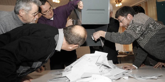 Sind auch alle raus? Mehr als 500 Stim...s auf dem Zhltisch der Wahlkommission  | Foto: Zimmermann-Duerkop
