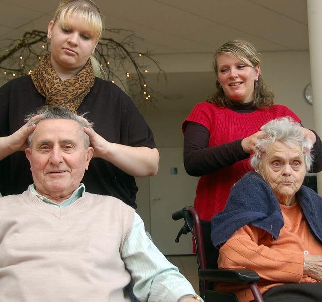 Bewohner des Brgerheims Rheinfelden e...Gewerbeschule Hand- und Kopfmassagen.   | Foto: Pascal Waldszus