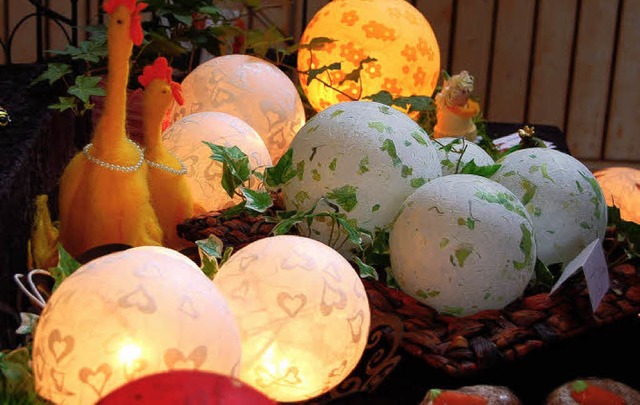 Ein echter Hingucker: Die dekorativen  Lampen stammen von Waltraud Schlageter.   | Foto: Siebold