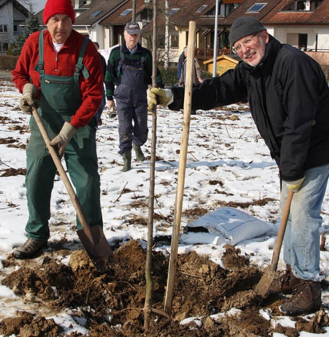 Beteiligten sich an der Pflanzaktion: ...&#8220; und  Wolfgang Langer (rechts).  | Foto: Silvia Faller