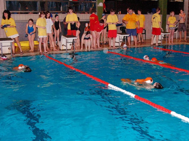 Wettkampfstimmung bei den Bezirksmeisterschaften der Rettungsschwimmer.  | Foto: Christian Ringwald