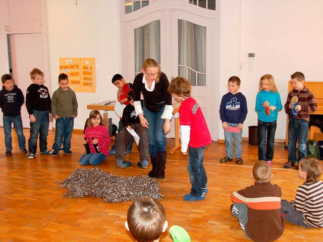 Katrin Petri und einige der Kinder, die am Hrspiel mitwirken.  | Foto: Samantha Rsch