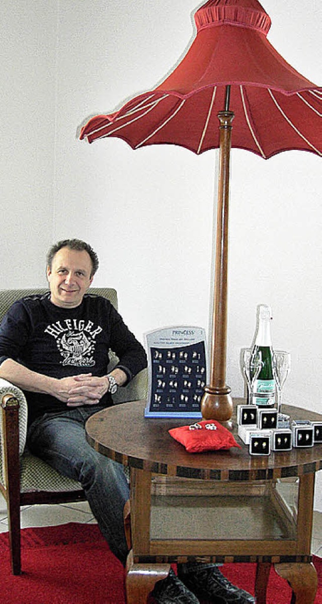 Inhaber Michael Reich in seiner Ecke fr Trauringe  | Foto: Nikolaus Bayer