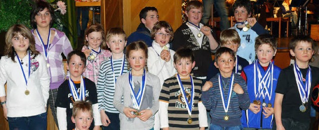Mit funkelnden Augen nahmen die jungen...er stolz ihre Goldmedaillen entgegen.   | Foto: Ute Aschendorf