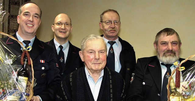 Ehrungen bei der  Feuerwehr Mnchweier...mandant Werner Bhler und  Emil Rehm.   | Foto: Sandra Decoux-Kone