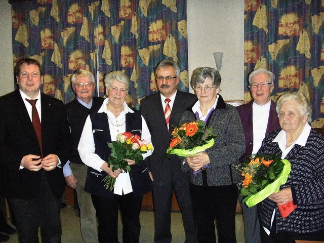 Ehrungen beim Kirchenchor (von links):...Chorleiterin) und Ursula Haaser (40).   | Foto: Verein