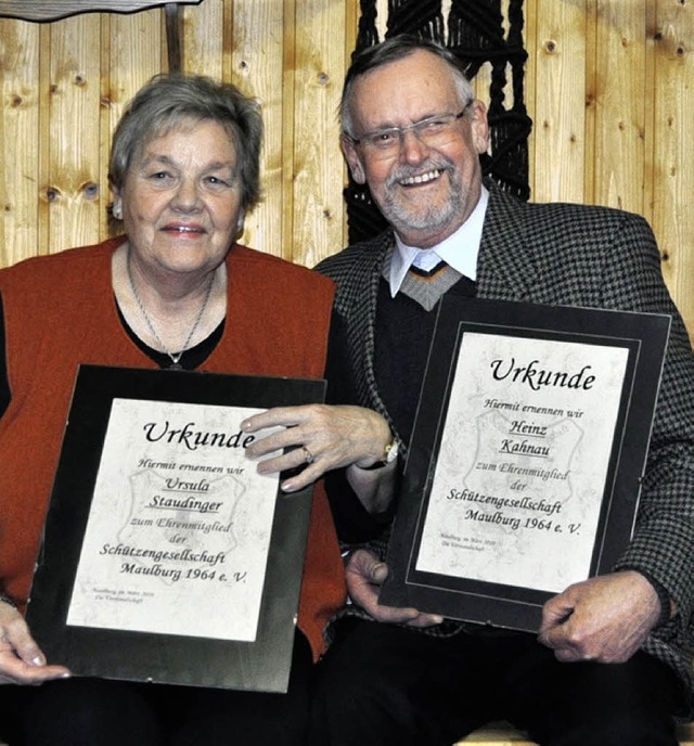 Die neuen Ehrenmitglieder Ursula Staudinger und Heinz Kahnau.   | Foto: Nicolai Kapitz