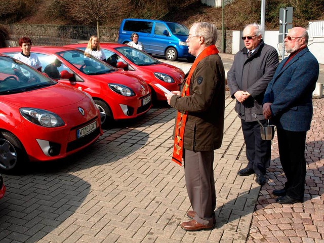 Pfarrer Wolfgang Auer weihte die neuen roten Flitzer der Sozialstation.  | Foto: Julian Hohlfeld