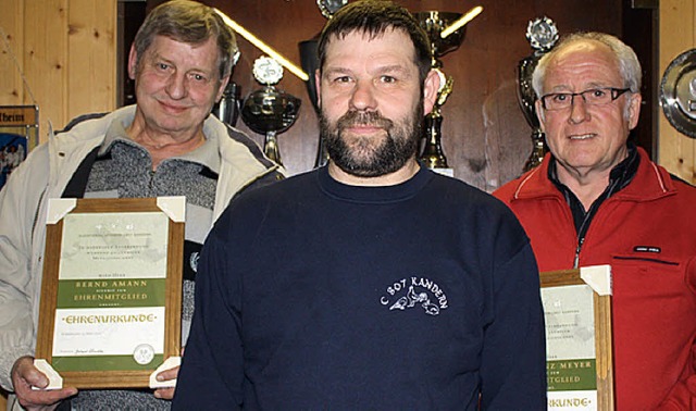 Vorsitzender Gerhard Schmiedlin umrahm...links) und Karl Heinz Meyer (rechts).   | Foto: Carmiggelt