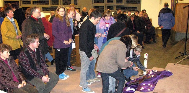 Die Besucher entzndeten Kerzen und le...mit ihren Wnschen und Gebeten nieder.  | Foto: gottstein