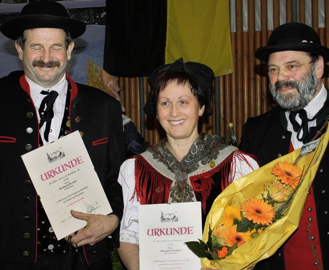 Kreisobmann Alfred Knauber (rechts) be... und Volksleben ausgezeichnet wurden.   | Foto: Privat