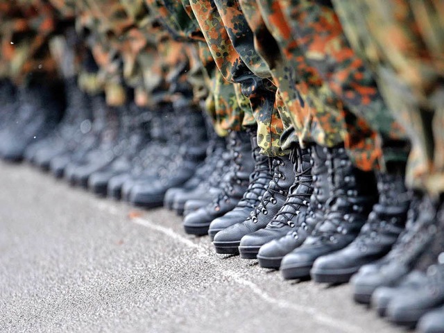 Antreten zum Jahresbericht: Reinhold R...Bundeswehr eine lange Mngelliste vor.  | Foto: dpa