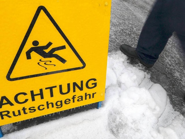 Bei Eis und Schnee mssen Gehwege ger... um gefhrliche Strze zu vermeiden.    | Foto: dpa