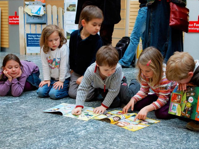 Fr sie gibt&#8217;s neues Material: K...rtenkinder beim Scheckbergabe-Termin.  | Foto: Sylvia-Karina Jahn