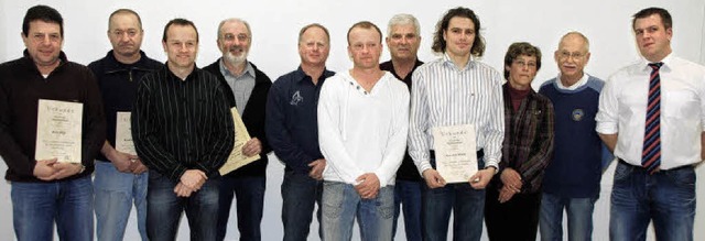 Langjhrige und verdiente Mitglieder w...ng des Fuballvereins Sasbach geehrt.   | Foto: Roland Vitt