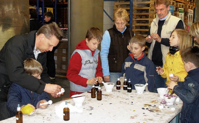 Auch Kinder bekommen am verkaufsoffene...nter anderem Brausepulver hergestellt.  | Foto: BZ-Archiv/Barbara Schmidt
