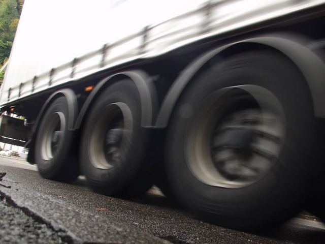 Schwerlastverkehr: Zu gewichtig fr di...strae. Die Brummis mssen ausweichen.  | Foto: Thomas Kunz