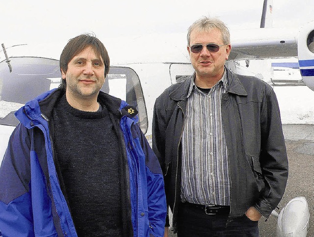 Rainer Schopf (rechts) und sein Pilote...n, um von dieser Schaden  abzuwenden.   | Foto: Baumann