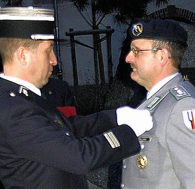 Colonel Pascal Hurtault heftet dem gee...Dellers die Verteidigungsmedaille an.   | Foto: Privat