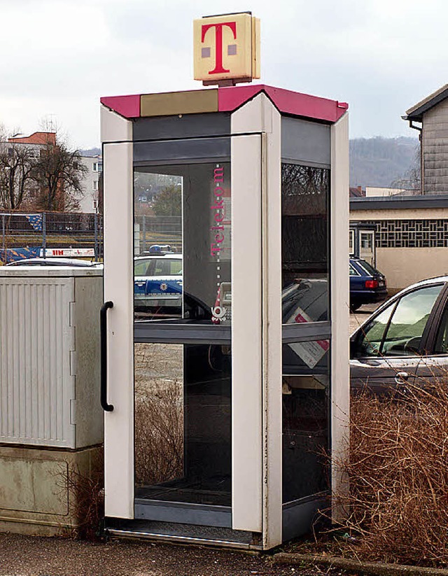 Wie lange steht sie noch? Die Telefonzelle an der Sporthalle Brombach.   | Foto: Paul Schleer